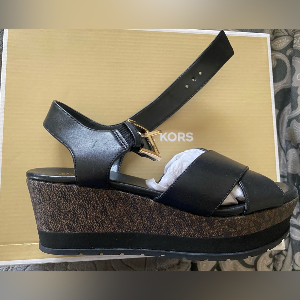 Women's Michael Kors platform Sandals. NWT.